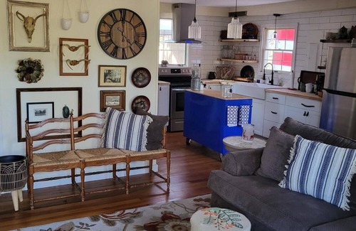 Mountainhome Cottage | Country cottage on historic property with lake, walking trails close to town.