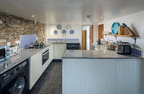 Widemouth Bay Cottage | Country Cottage with Hot tub - perfect Cornish escape
