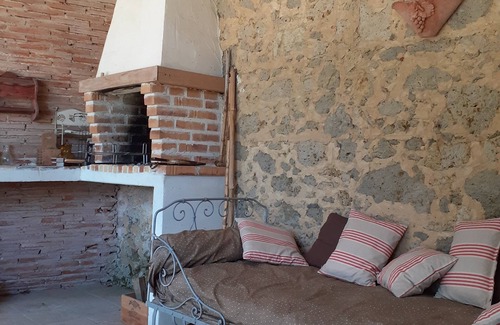 Sainte-Maure-de-Peyriac Cottage | Country house with wooded garden in the heart of a village