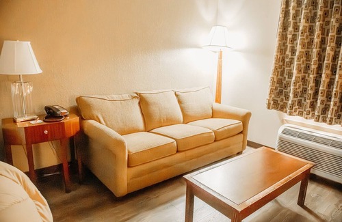 Benton Hotel | Country Garden & Suites
