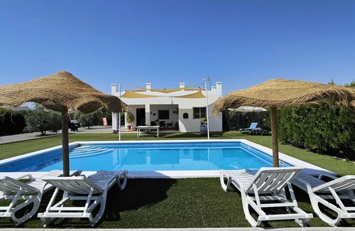 Marchena House | Country House 'Casa Rural The Hope' with Private Pool, Wi-Fi and Air Conditioning