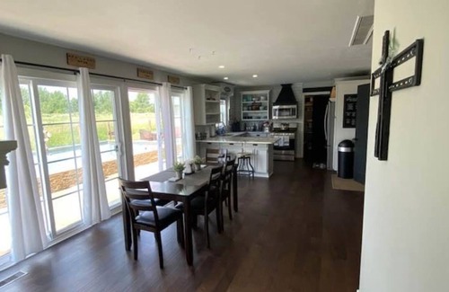 Port Clinton Villa | Country Home Villa + PRIVATE POOL & Guest House <1 mile to downtown Port Clinton