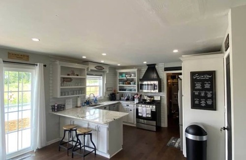 Port Clinton Villa | Country Home Villa + PRIVATE POOL & Guest House <1 mile to downtown Port Clinton