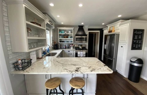 Port Clinton Villa | Country Home Villa + PRIVATE POOL & Guest House <1 mile to downtown Port Clinton