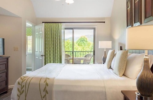 Gatlinburg Resort | Country Hotel near Gatlinburg amusement park w/indoor/outdoor heated pools, hot tubs and game rooms