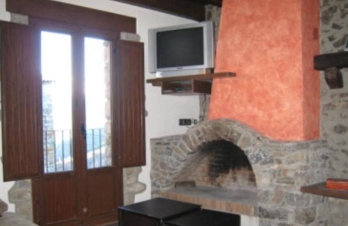 Aranser House | Country House 'El Paller O La Casa De Ca L’Escolà' with Mountain View, Shared Terrace and Wi-Fi