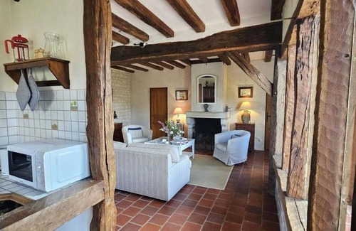 Parcay-sur-Vienne Cottage | Country house with private garden and fireplace, pets allowed