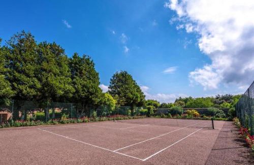 Binham Apartment | Country house holiday with a tennis court!