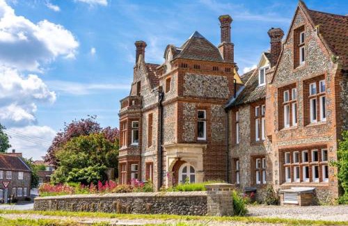 Binham Apartment | Country house holiday with a tennis court!