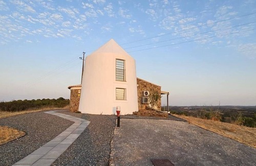 Alcoutim House | Country House 'Moinho' with Mountain View, Wi-Fi, and Air Conditioning