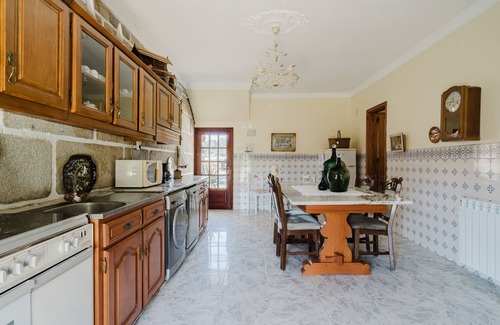 Arcos de Valdevez Villa | Country House 'Quinta Do Passal - Gondoriz' with Mountain View, Wi-Fi and Air Conditioning