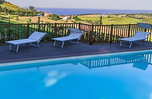 Capodarco Cottage | Country House The house of Carla-Pool and WI FI Free-TWO-ROOM APARTMENT 3 km from the SEA