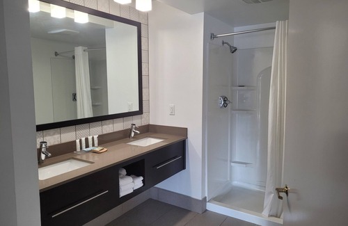 Appleton Hotel | Country Inn & Suites by Radisson, Appleton Airport - Fox River Mall Area