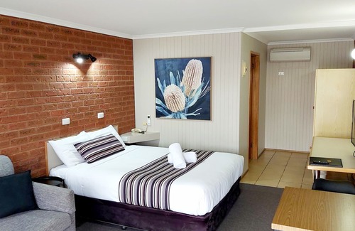 Forbes Hotel | Country Mile Motor Inn