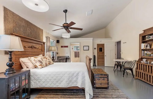 Williams House | Country Retreat w/ Theatre Room and Sauna in the Applegate Valley