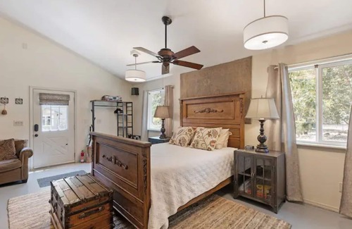 Williams House | Country Retreat w/ Theatre Room and Sauna in the Applegate Valley