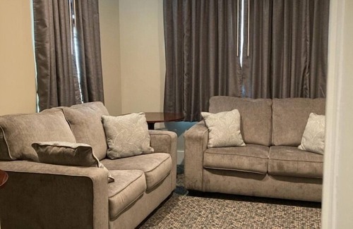 New Holland Hotel | Country Squire Inn and Suites