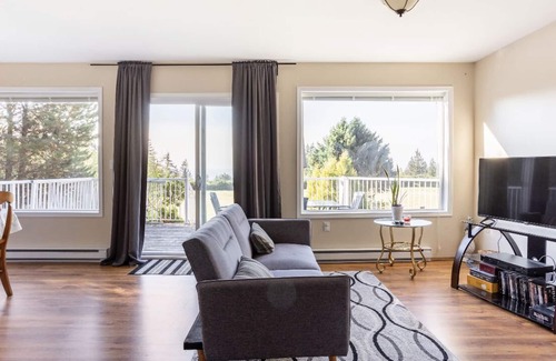 Maple Ridge House | Country-stay With Mountain Views and Access to Trails