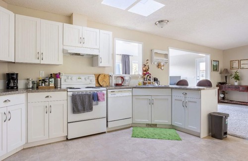 Maple Ridge House | Country-stay With Mountain Views and Access to Trails