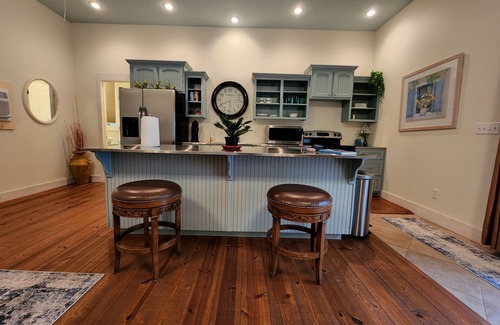 Marshfield House | Country Suite by the Pool