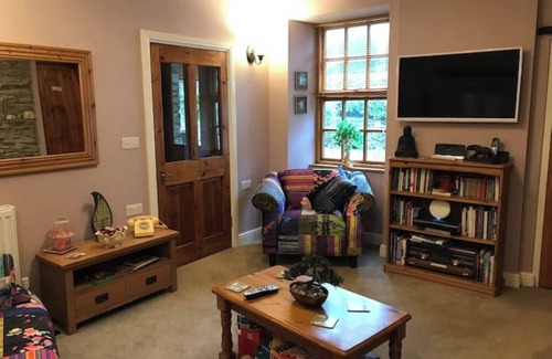 Newcastle Emlyn Bed & Breakfast | Country Vegetarian B & B with pool, hot tub, sauna