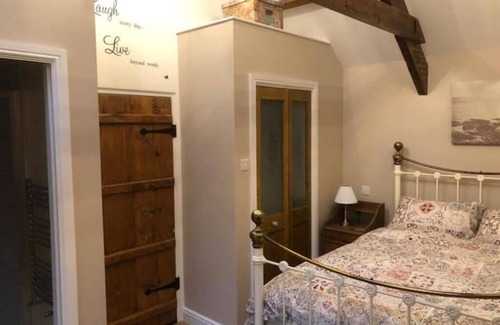 Newcastle Emlyn Bed & Breakfast | Country Vegetarian B & B with pool, hot tub, sauna