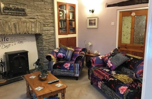 Newcastle Emlyn Bed & Breakfast | Country Vegetarian B & B with pool, hot tub, sauna