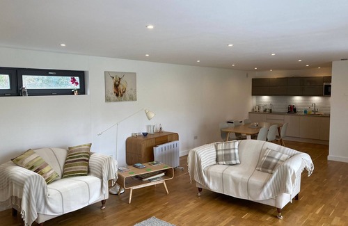 Broad Oak Apartment | Countryside Annex- Sleeps 2, Free Parking & Garden