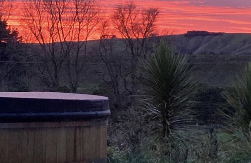 Linton Cabin | Countryside Cabin, Overlooking farmland and Ruahine Ranges