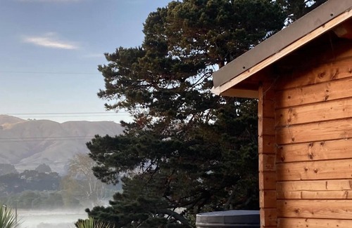 Linton Cabin | Countryside Cabin, Overlooking farmland and Ruahine Ranges