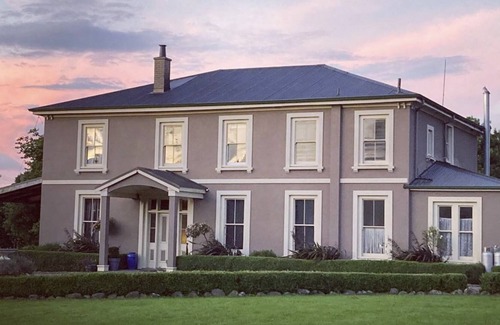 Linton Cabin | Countryside Cabin, Overlooking farmland and Ruahine Ranges