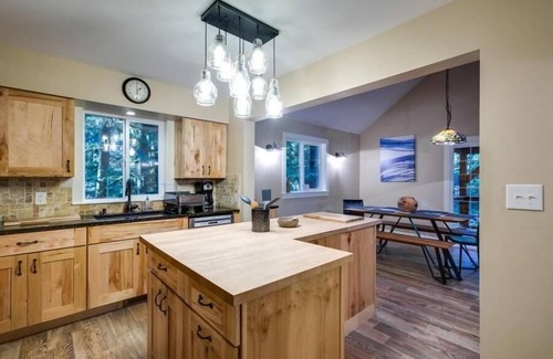 Glacier House | County Home with a Hot Tub and Modern Kitchen