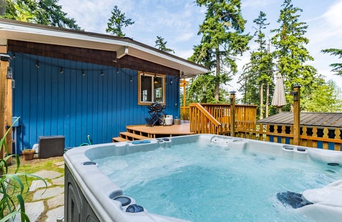 Coupeville House | Coupeville Mid-Century Beach Cabin w/Hot Tub