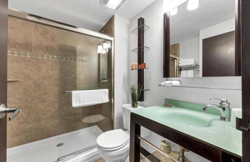 Redevelopment Area Resort | Couple's Heaven! Bay View King Unit, Pool, Parking, 2 Miles to the Beach