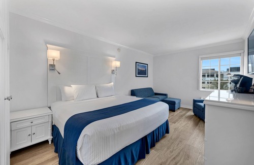 Redevelopment Area Resort | Couple's Heaven! Bay View King Unit, Pool, Parking, 2 Miles to the Beach