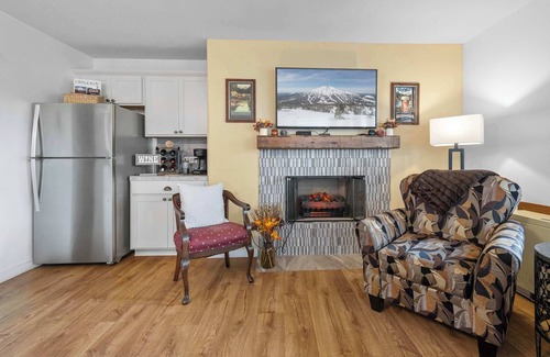 Bend Condo | Couple's Paradise in the Pines! Resort Perks!