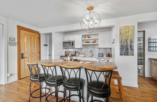 Bend Condo | Couple's Paradise in the Pines! Resort Perks!