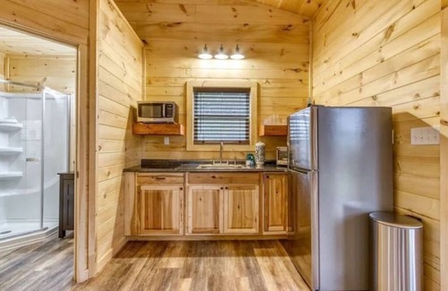 Sevierville Cottage | Couple's Retreat: HotTub-FirePit-Grill-Pets-Wifi