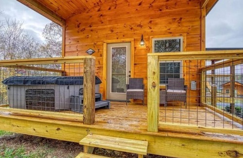 Sevierville Cottage | Couple's Retreat: HotTub-FirePit-Grill-Pets-Wifi