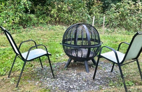 Sevierville Cottage | Couple's Retreat: HotTub-FirePit-Grill-Pets-Wifi