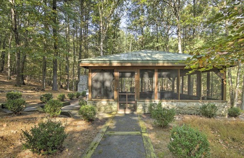 Berkeley Springs Cottage | Couples Cabin - 5 Mi to DT Berkeley Springs!