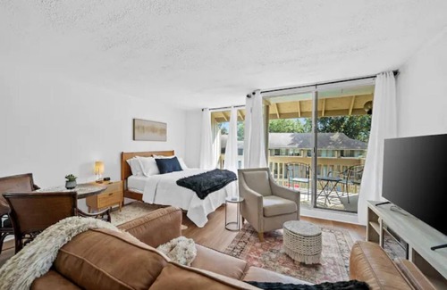 Daphne Condo | Couples/ Golfers welcome to the studio by the Bay.