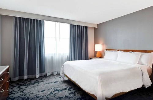 Montgomery House | Couples' Luxury Vacation in a Magnificent Suite