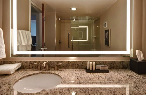 Montgomery House | Couples' Luxury Vacation in a Magnificent Suite