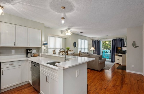 Manteo Condo | Couples Retreat in Pirates Cove