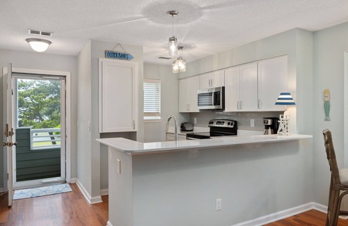 Manteo Condo | Couples Retreat in Pirates Cove