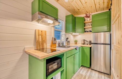 Blue Ridge Cabin | Couples Retreat: King Bed:Hot tub:Firepit:Projector & More