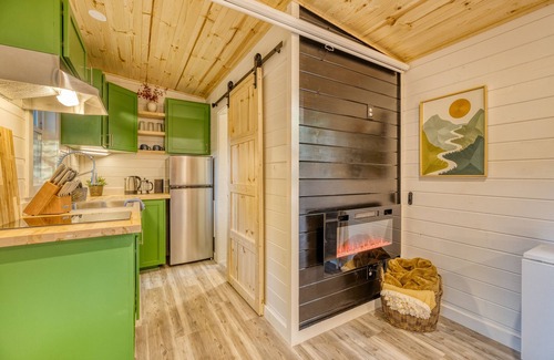 Blue Ridge Cabin | Couples Retreat: King Bed:Hot tub:Firepit:Projector & More