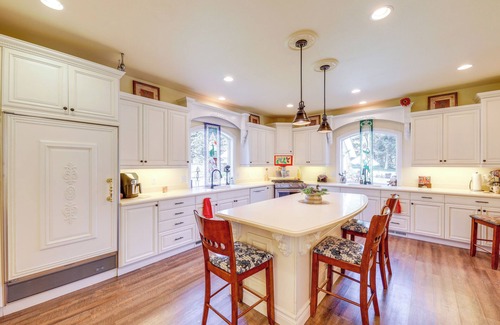 Libby House | Couples Retreat: Lake Access & Walk to Happy's Inn