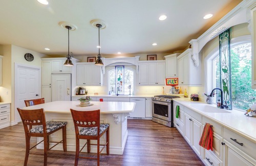 Libby House | Couples Retreat: Lake Access & Walk to Happy's Inn
